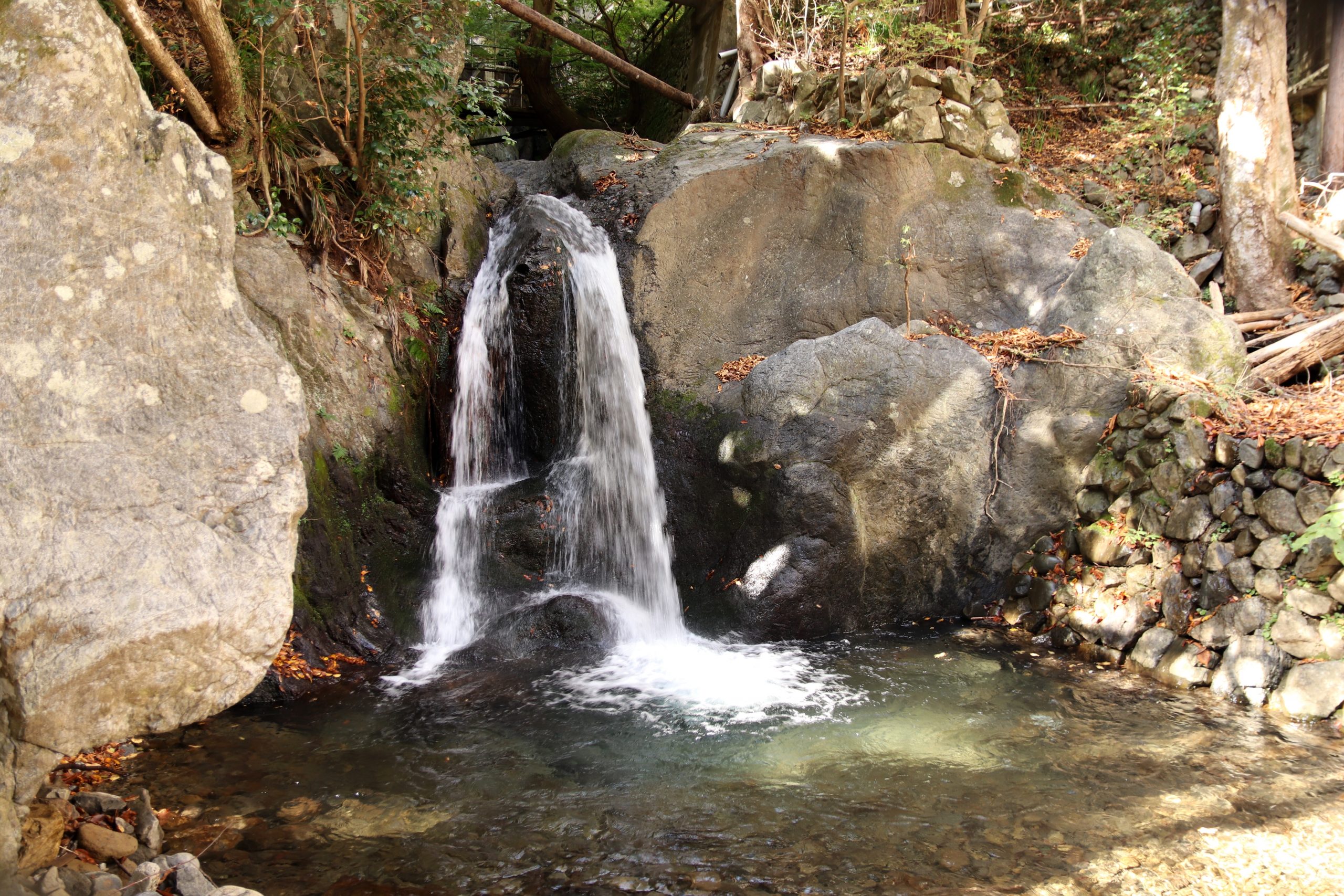 鳩ノ巣渓谷の水神の滝
